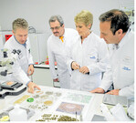 Beim Rundgang: (v. l.) Dr. Frank Neumann vom staatlichen Tierärztlichen Untersuchungsamt mit MdL Karl Rombach, Staatssekretärin Friedlinde Gurr-Hirsch und MdL Raimund Haser.