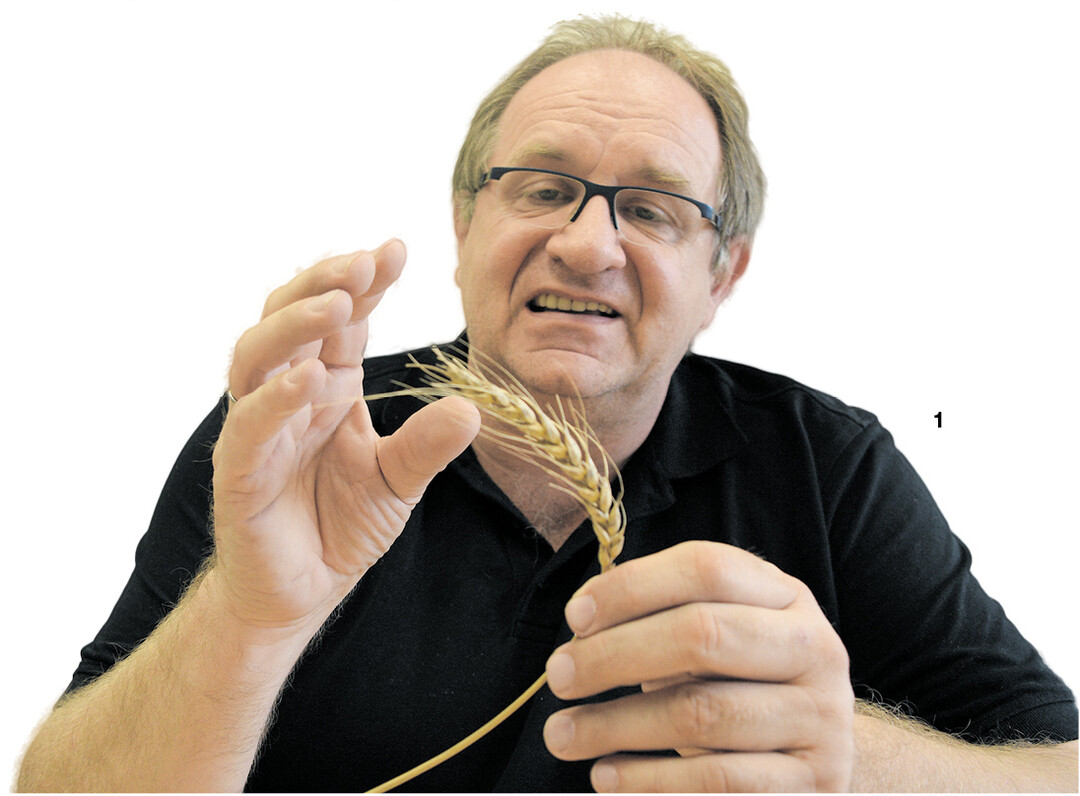 Mit Leidenschaft erklärt Heinrich Beck seinen Kunden, woher die Rohstoffe für seine Weckle kommen.