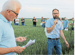 Aufmerksame Zuhörer und Beobachter findet Bayer-Vertriebsberater Rudi Glück (mit Mikro) beim Feldtag in Bronn.