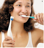 Besser mit der elektrischen Zahnbürste als mit der Handzahnbürste, so wird meist gründlicher und schonender gereinigt. Die Bürstenkopfbewegung stellt die derzeit als richtig angesehene Putztechnik sicher.