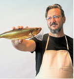 Tiberiu Cazacioc stellt das Hauptprodukt der Firma Miadmar, den geräucherten Donauhering, vor.