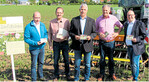 Einsatz am Feld: (v. l.): Michael Ziesel, Pflanzenbauberater und Organisator der Blühstreifenaktion im Landwirtschaftsamt, Albert Basler, Leiter des Landwirtschaftsamtes, Landrat Dr. Heiko Schmid, Kreisobmann Gerhard Glaser und Niklas Kreeb, Kreisgeschäftsführer des Bauernverbandes Biberach-Sigmaringen.