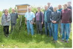 Auf dem Betrieb von Sabrina und Gerhard Wirth (l.) in Unterraderach informierten sich Genossenschaftsvertreter, Obstbauberater und Experten vom KOB Bavendorf über Maßnahmen zu mehr Biodiversität.