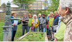 Helga Gambach (l.) und Rosi Baur (2. v. l.) informierten über die Brunnen in Rosenfeld. Auf dem Bild steht die Gruppe am Scherenbrunnen unterhalb des ehemaligen Gasthauses Kanne.