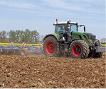 Die Bodenbearbeitung mit gezogenen Geräten überzeugt mehr und mehr Landwirte. Einfaches An- und Abhängen und gleichmäßigere Achslasten am Traktor für gute Traktion sind Vorteile. Mit flexiblen Reifen und variablem Reifendruck sowie dem richtigen Zeitfenster kann effizient für etwa 75 Euro Verfahrenskosten in der Stunde gearbeitet werden. Spuren und Schlupf gilt es zu mindern; sie kosten Diesel, Arbeitszeit und Bodenfruchtbarkeit.