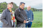 Jagdpächterin Susann Hahl und Kreisbauernverbandsvorsitzender Gebhard Aierstock (r.) lassen sich von Manfred Lochbühler die Drohne erklären, die Rehkitze aufspüren soll.