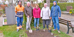 Das Pflanzteam auf dem Edinger Friedhof.