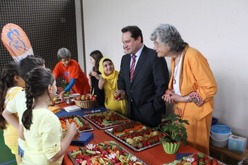 Beim ersten landesweiten Tag der Schulfrucht am Montag gestalteten rund 90 Schulen und Kindertagessttten ein vielfltiges Programm rund um Obst und Gemse. Minister Alexander Bonde lie sich an der Rosensteinschule in Stuttgart von der Frische der gesunden Kost berzeugen. Die EU-Mittel decken die Hlfte der Kosten ab; die andere Hlfte wird durch Partner wie Schultrger, Frdervereine, Eltern und Lieferanten aufgebracht.