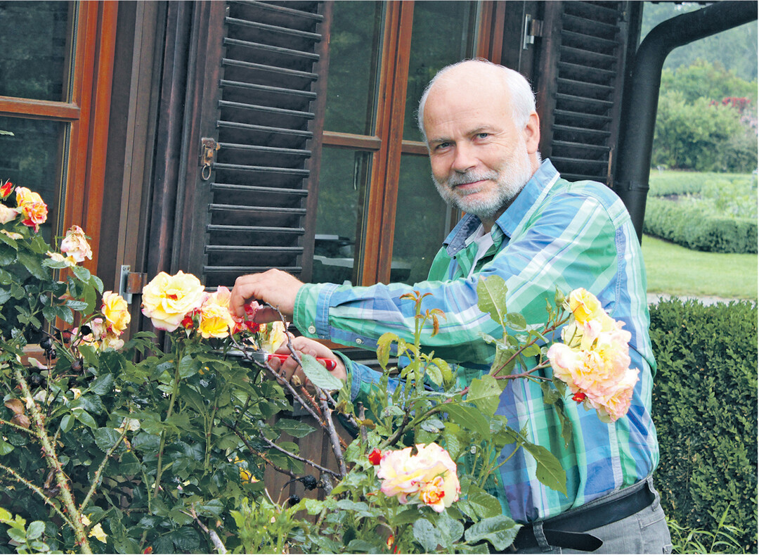 Joachim Teeuwen ist Chefgärtner am Hofgut Tachenhausen. Die Rosen in seiner Obhut müssen ohne Pflanzenschutz gesund sein können.