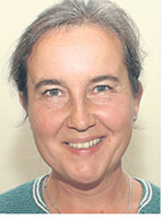 Walburga Schillinger. Sie bewirtschaftet auf dem Höfenhof in Schiltach-Lehengericht im Schwarzwald einen großen Bauerngarten. Daneben ist sie Kräuterpädagogin, organisiert Gartenfahrten oder schreibt Bücher und Artikel.