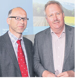 Bernhard Forstner vom Thünen-Institut analysiert die Aktivitäten überregionaler Investoren; rechts Prof. Dr. Reiner Doluschitz, Universität Hohenheim.