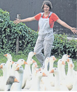 Mittendrin und live dabei: Sarah Bolay aus Alfdorf packte bei Familie Rentschler in Neubulach mit an.