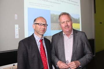 Bernhard Forstner vom Thnen-Institut analysiert die Aktivitten berregionaler Investoren; rechts Prof. Dr. Reiner Doluschitz, Universitt Hohenheim.