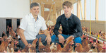 Matthias Hölle (links) und sein Sohn Tobias Hölle in einem ihrer Ställe bei Geislingen. Eine hohe Uniformität der Hennen wird in Zukunft noch wichtiger sein. Automatische Wiegesysteme, wie Matthias Hölle sie im Stall installiert hat, können dabei helfen, den Gewichtsverlauf der Tiere im Auge zu behalten.