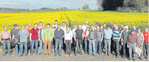 Die Teilnehmer vor dem blühenden Raps.