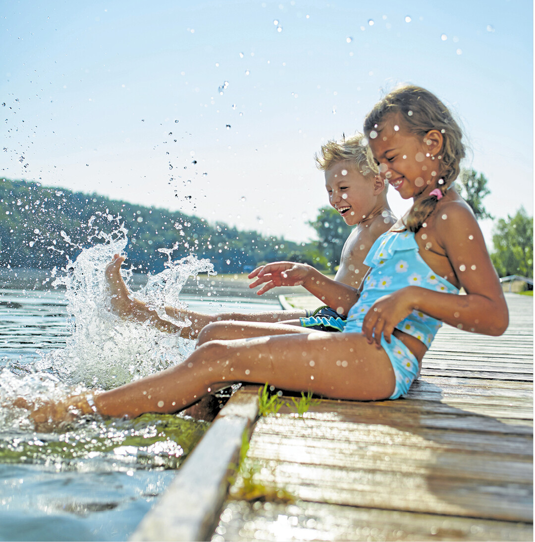 Die Temperaturen steigen und die Ferienzeit ist jetzt Mitte Juni voll im Gange. Was gibt es Schöneres als den Tag am Badesee zu verbringen und die Seele baumeln zu lassen? Laut dem jährlichen Qualitätsbericht zu Badegewässern in Europa erfüllen knapp 85 Prozent der europäischen Badegebiete die strengsten Anforderungen der Badegewässerrichtlinie. In Deutschland sind es sogar 90 Prozent. Also nichts wie los an den nächsten See und den Sommer genießen, wenn er sich schon mal von seiner besten Seite zeigt!