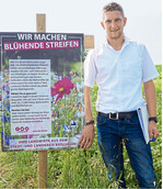 Alexander Kern erklärt im Blühstreifen bei Diedelsheim den Pflanzenmix.