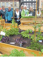 Übergabe der Gemüsehochbeete an (von links) Eva Seidl, Ursula Schabel, Monika Kucher, Doris Kurz und Gabi Müller von den Kreislandfrauen Schwäbisch Gmünd durch Karoline Hirner von der Stadtverwaltung. Die Gemüsekisten sind ein Gruß aus Ludwigsburg vom Blühenden Barock" als Beitrag zur Remstal-Gartenschau.