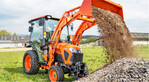 Der praktische Kleintraktor LX ist auch mit dem neuen Frontlader LA545 erhältlich.