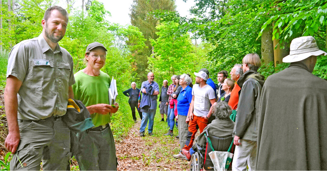 In der Baumsammlung von Jürgen Mayer (2. v. l.) gibt es manche Schätze zu entdecken. Förster Michael Laible (l.) erklärte die notwendigen Veränderungen in der Waldbewirtschaftung.