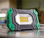 Der Akku-LED-Strahler hat drei Helligkeitsstufen.