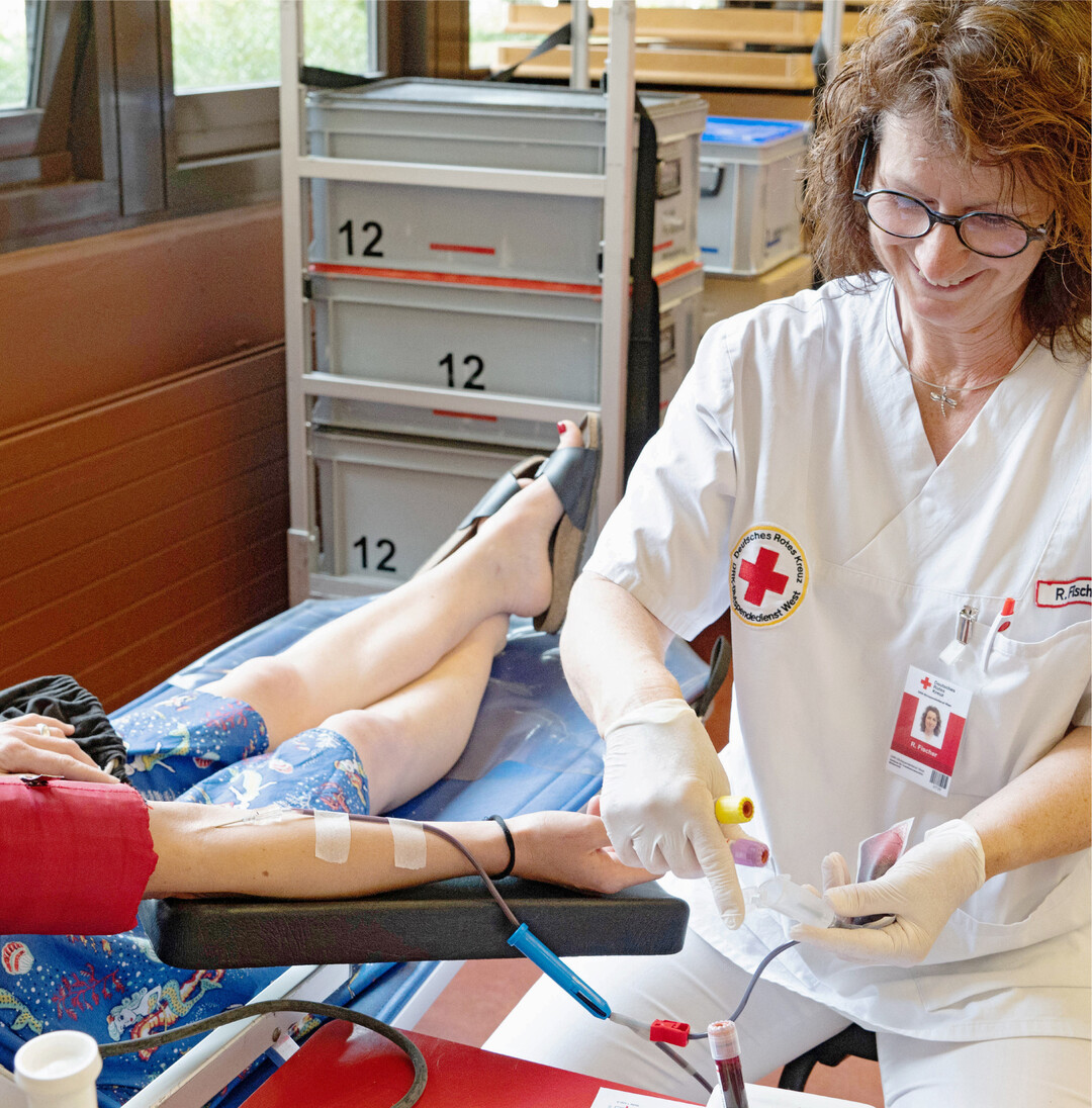 Blut spenden Leben retten Am 14. Juni war. Anlässlich dessen rufen der Beauftragte der Bundesregierung für die Belange der Patientinnen und Patienten und die Bundeszentrale für gesundheitliche Aufklärung (BZgA) gemeinsam mit Blutspendeeinrichtungen bundesweit dazu auf, Blut und Plasma zu spenden. Die Sicherung der Versorgung der Bevölkerung mit Blut und Blutprodukten gehört zu den grundlegenden medizinischen Vorsorgemaßnahmen im Gesundheitswesen. Prof. Dr. Martin Dietrich, Kommissarischer Direktor der BZgA, betont: Wir alle können in eine Situation kommen, in der wir auf Blutprodukte angewiesen sind. Mit einer Blut- oder Plasmaspende kann man sich solidarisch zeigen und mit nur einer Spende bis zu drei Menschen helfen! Um eine stabile Versorgung mit Blut und Blutprodukten sicherzustellen, ist es notwendig, dass regelmäßig gespendet wird. In den Ferienzeiten gehen die Spendezahlen oft urlaubsbedingt zurück. Um Engpässe zu verhindern, deshalb meine Bitte: Spenden Sie Blut und Plasma und vor allem, spenden Sie regelmäßig!" Blutkonserven und Blutprodukte sind nach schweren Unfällen, bei größeren Operationen oder zur Behandlung bestimmter Erkrankungen nach wie vor unverzichtbar. Weiter Informationen zur Blutspende, wer spenden darf, wie die Spende abläuft oder wo es den nächstgelegenen Blutspendedienst gibt finden Sie unter www.blutspenden.de.