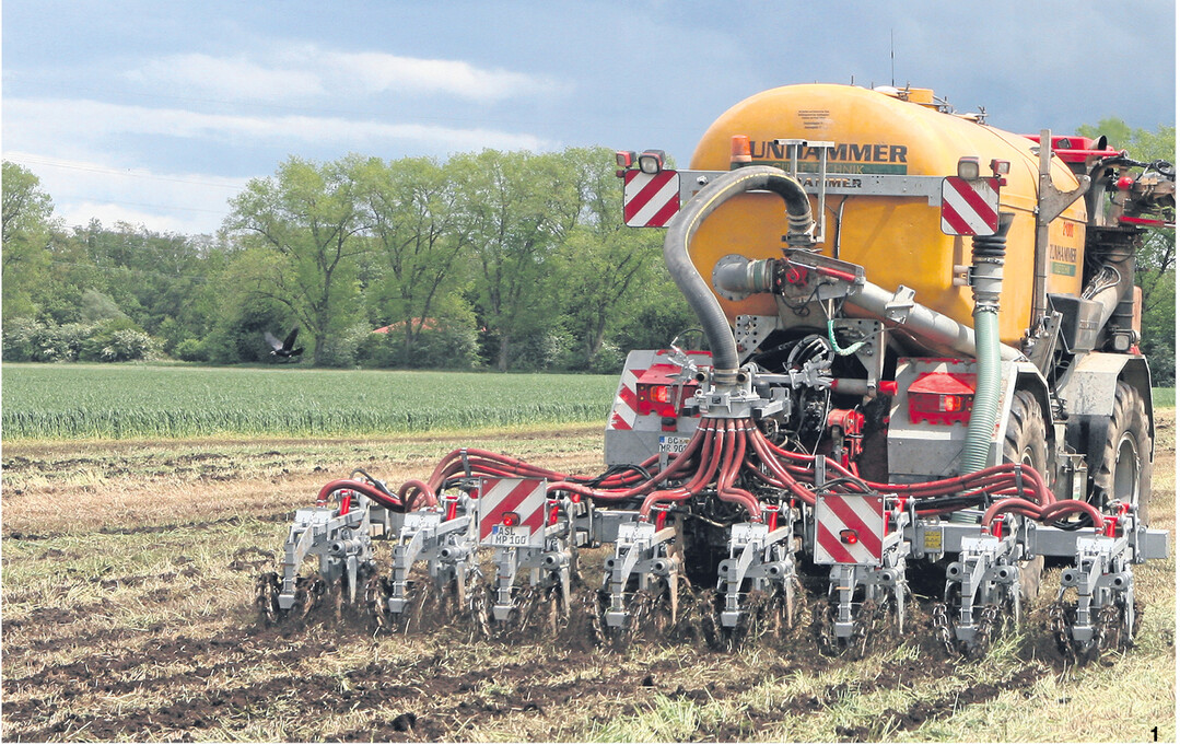 Erste Gehversuche" mit dem Vogelsang-StripTill-Gerät auf einer Fläche mit abgeerntetem Grünroggen. Was wenige Tage zuvor auf einer Fläche mit abgefrorenem Senf noch bestens funktioniert hat, bereitet bei viel organischer Masse durch die sehr mastigen und teils lagernden Grünroggenreste unerwartete Verstopfungsprobleme zwischen den Scheibenreihen.