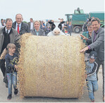 Mit einem Strohballen brachten die Initiatoren die Aktion Tag des offenen Hofes" symbolisch ins Rollen und öffneten die Stalltore in Dollerup.