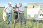 Arno Schanowski (l.), Gernot Bolz und Dr. Helmut Schramm (r.) diskutieren die Vorzüge bestimmter Pflanzenarten der Blühmischungen.