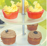 Gelbe Pudding-Cupcakes und Espresso-Cakes aus Kaffeekuchen mit Kaffeetopping und Mokkabohne.