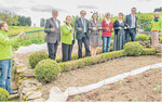 Im Bauerngarten von Brigitte Riesle (4. v. r.) wurde die Bauerngartenroute in den Naturparken des Schwarzwaldes offiziell eröffnet. Mit dabei die Vorsitzende des Vereins, Walburga Schillinger (3. v. r.)