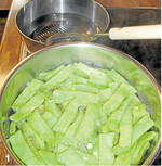 Die meisten Gemüse werden vor dem Einfrieren für zwei bis vier Minuten in kochendem Wasser blanchiert. Für ein Kilo Gemüse vier Liter Wasser verwenden. Mit dem Schaumlöffel herausnehmen und zum schnellen Abkühlen in eiskaltes Wasser geben.