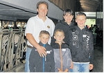 Auf dem Holstein-Betrieb von Familie Stützenberger in Karsee war es trotz des Regenwetters brechend voll, hier im Bild Markus und Daniela Stützenberger mit den drei Söhnen (v.l.) Adrian, Julian und Sebastian.