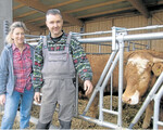 Klein, aber fein: Agnes und Anton Lehner halten im Nebenerwerb Fleischrinder und vermarkten die Jungtiere an Naturland-Mäster.
