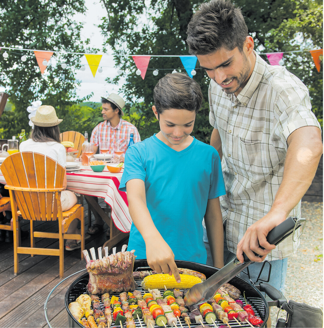 Sommerzeit ist Grillzeit! Ob im Garten, auf dem Balkon oder im Park – das feurige Vergngen ist bei Jung wie Alt uerst beliebt. Laut dem Grillkompass 2017 des Forums Moderne Landwirtschaft, kommt nach wie vor am liebsten Fleisch auf den Grillrost. Doch auch das Gemse ist im Kommen: Bei den 18- bis 29-Jhrigen grillen satte 54 Prozent Gemse, bei den 50- bis 65-Jhrigen sind es sogar 57 Prozent. Auch Regionalitt ist den Deutschen wichtig. 66 Prozent der Befragten gaben an, dass regionale Lebensmittel eine immer grere Rolle spielen.
