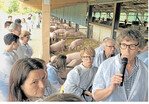 Matthias Minister (r.), Geschäftsführer der Fairfleisch GmbH im Stall von Kurt Baur bei Pfullendorf beantwortet Fragen zur Tierhaltung und zu Qualitätsfleisch aus der Region.