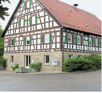 Das alte Fachwerkhaus ist das zentrale Hauptgebäude auf dem Ihinger Hof. Es beherbergt die Verwaltung und eine Kantine. Außerdem wurde kürzlich im Obergeschoss eine neue Wohnung für 30 Studierende der Universität Hohenheim fertiggestellt.