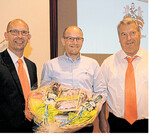 Mit einem Korb voll regionaler Leckereien aus dem Südwesten wurde der Niedersachse Bernd Terhalle (Mitte) von Matthias Frieß (l.) und Herbert Klein (r.) verabschiedet.