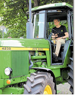 Mark von Pentz, Präsident des Unternehmensbereichs Agriculture & Turf für Europa, GUS, Asien und Afrika, fuhr auf einem 4230 die Traktor-Parade um den Wasserturm mit.