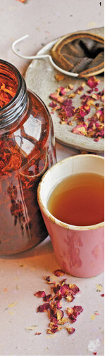 Tee aus Rosenblüten wirkt stimmungsaufhellend und gilt als aphrodisierend.