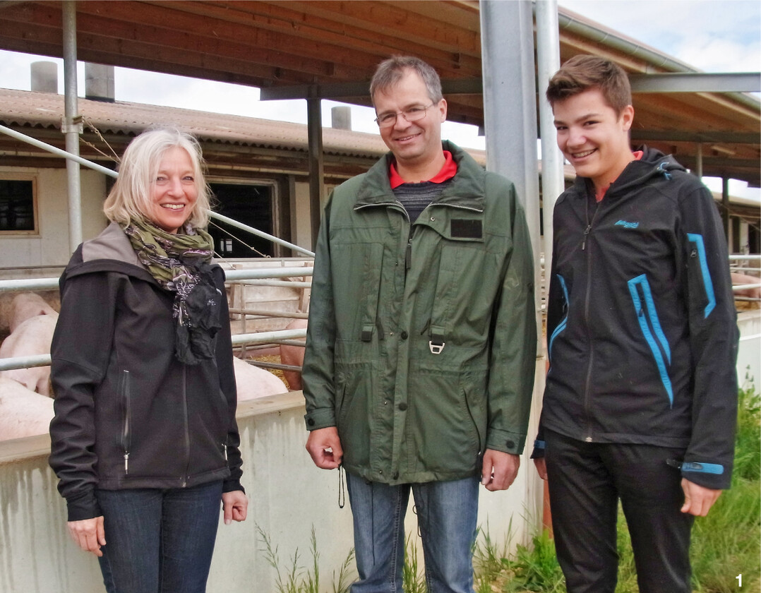 1 Man sieht es den Schweinen an, dass es ihnen gut geht", sagen Elvira, Christoph und Sohn Jakob Hagmeier, seitdem die Tiere in den Auslaufställen gehalten werden.