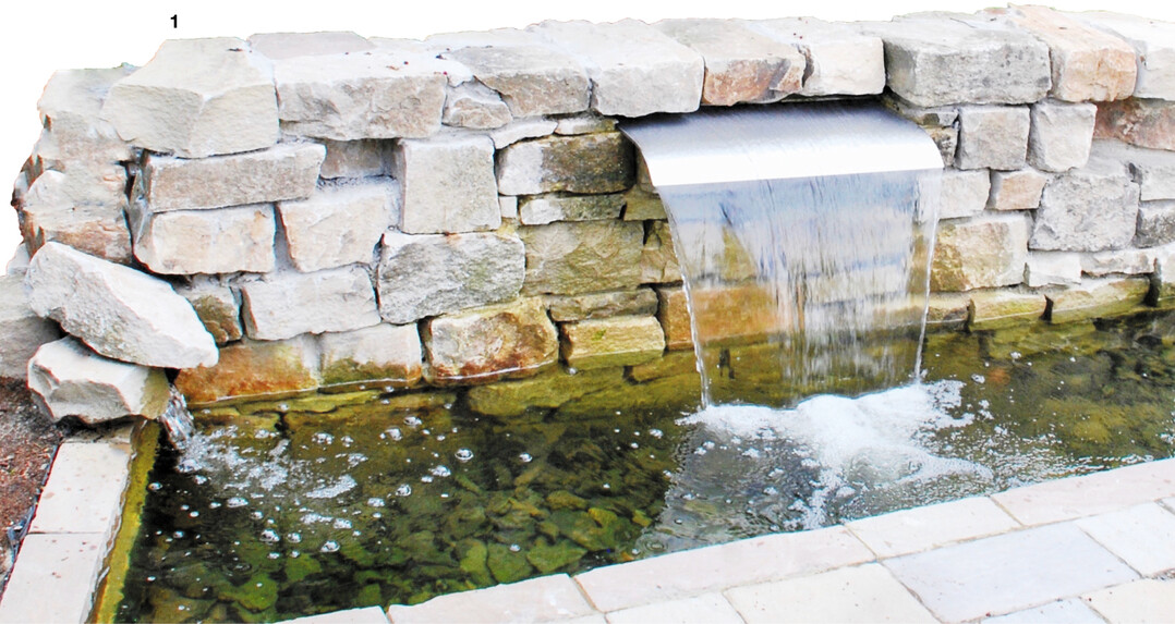 Bruchsteine bilden hier den Rahmen für einen Wandbrunnen.