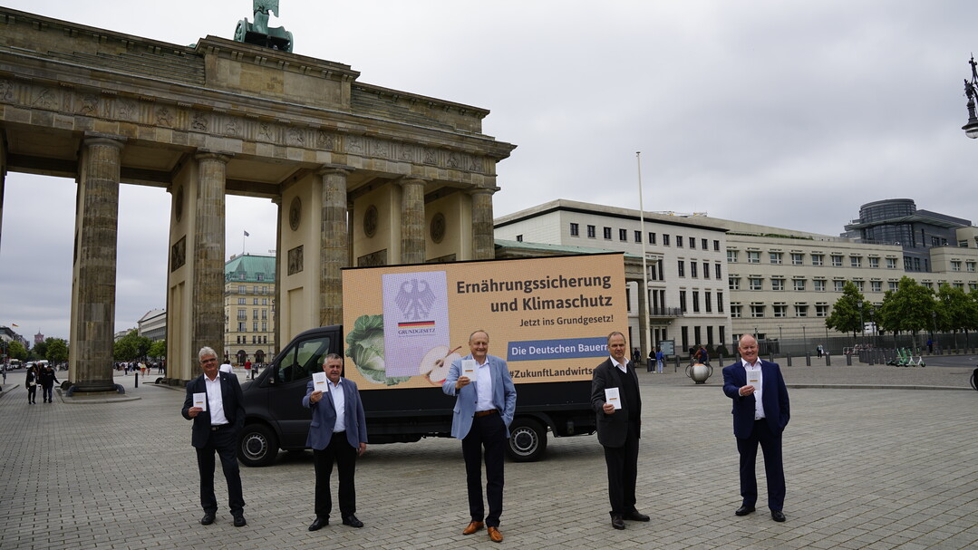 Ernhungssicherung und Klimaschutz ins Grundgesetz: Mit einer Bildaktion am Brandenburger Tor wurde der Deutsche Bauerntag von DBV-Prsident Joachim Rukwied (mitte) und seinen Stellvertretern (v. l.) Detlef Kurreck, Walter Heidl, Werner Schwarz und Karsten Schmal erffent.  
