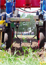 Hinter Hacken können weitere Anbaugeräte mitlaufen, wie eine Fingerhacke.