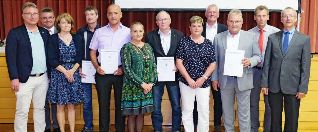 Die geehrten ausgeschiedenen Vorstandsmitglieder mit Ehefrauen und den Ehrengsten der Mitgliederversammlung (v. l.): Brgermeister Rainer Houck, Landrat Dr. Achim Brtel, Michaela und Jrgen Beuchert, Thomas und Liliana Karlein, Karl Gruppenbacher, Waltraud Leibfried, Alois Gerig, Walter Leibfried, Geschftsfhrer Andreas Sigmund und Vorsitzender Albert Gramling.