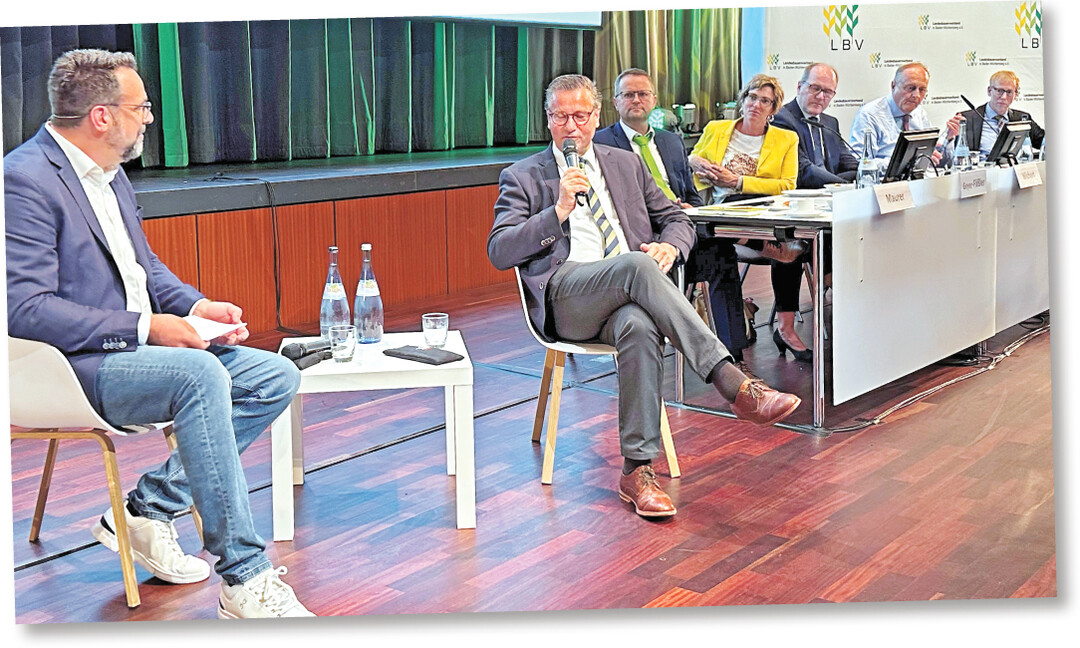 BWagrar-Chefredakteur Guido Krisam (l.) interviewt Landwirtschaftsminister Peter Hauk (2. v. l.). Mit auf dem Podium der LBV-Vorstand mit Geschäftsführung.