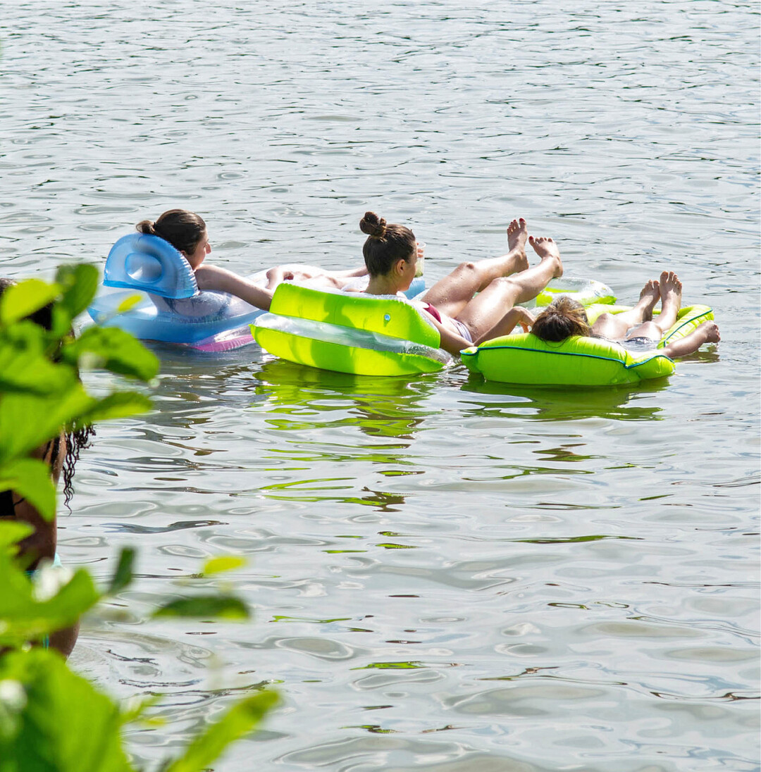 Badeseen in Baden-Wrttemberg haben eine gute Wasserqualitt In den meisten Seen und Gewssern in Baden-Wrttemberg knnen die Menschen auch in diesem Sommer bedenkenlos baden. Erneut weisen nahezu alle Badegewsser im Land eine hervorragende Wasserqualitt auf. Dies geht aus der aktuellen Badegewsserkarte des Landesgesundheitsamts hervor. Von den 312 regelmig kontrollierten Badestellen sind 303 Seen als „sehr gut" oder „gut" bewertet. Damit sind fast alle Seen in Baden-Wrttemberg zum Baden geeignet und werden auf der Badegewsserkarte entsprechend blau und grn dargestellt. Lediglich „ausreichende" Qualitt haben vier Badestellen, nmlich der Baggersee Eggenstein im Kreis Karlsruhe, die Badestelle Hrschwag an der Lauchert im Zollernalbkreis, der Baggersee Aileswasen im Kreis Esslingen sowie der Badesee Hermuthausen im Hohenlohekreis. Zwei Badestellen, der Holzmhleweier bei Vogt im Kreis Ravensburg und der Sunthauser See im Schwarzwald-Baar-Kreis, sind „mangelhaft" und deshalb zum Baden gesperrt. Sie wiesen in den vergangenen Jahren zeitweilig hygienische Belastungen auf. Die Gesundheitsmter entnehmen whrend der Badesaison, die in Baden-Wrttemberg in der Regel vom 1. Juni bis zum 15. September dauert, mindestens einmal im Monat Wasserproben und veranlassen eine Untersuchung im Labor. Die Badegewsserkarte mit den aktuellen Ergebnissen der getesteten Seen finden Sie im Netz unter badegewaesserkarte.landbw.de.