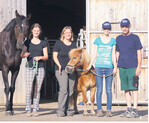 Familie Zipperle bringt nach dem Koppelgang Pferde in den Stall, von links: Kathrin mit ihrem Pferd Gonzaline, Iris, Einstellpony Goliat, Hannah und Karl-Heinz.