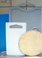 Schneidbretter trocknen luftig auf der Spühle an die Wand gelehnt