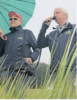 Unterm Regenschirm: Landwirt Franz-Josef Dertinger (rechts) stellt Streifenversuche mit Sommergerste vor. Martin Munz (links) hält Schirm und Lautsprecher.